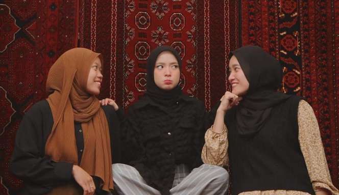 8 Potret Nissa Sabyan Bukber Bareng Ayus dan Sahabat, Kepergok Pakai Baju Couple?