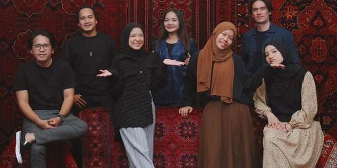 8 Potret Nissa Sabyan Bukber Bareng Ayus dan Sahabat, Kepergok Pakai Baju Couple?
