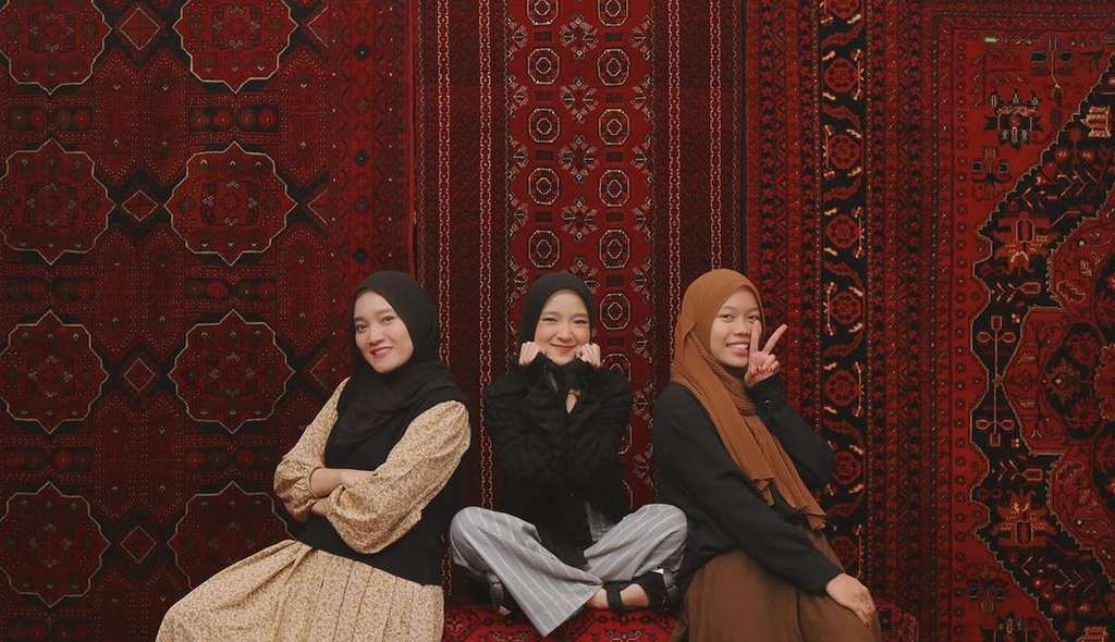 8 Potret Nissa Sabyan Bukber Bareng Ayus dan Sahabat, Kepergok Pakai Baju Couple?