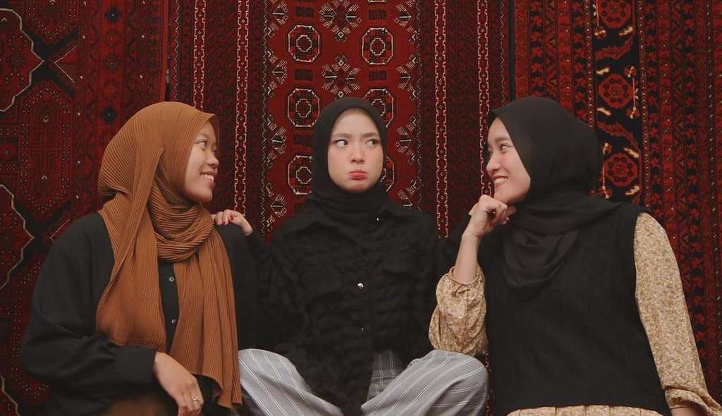 8 Potret Nissa Sabyan Bukber Bareng Ayus dan Sahabat, Kepergok Pakai Baju Couple?