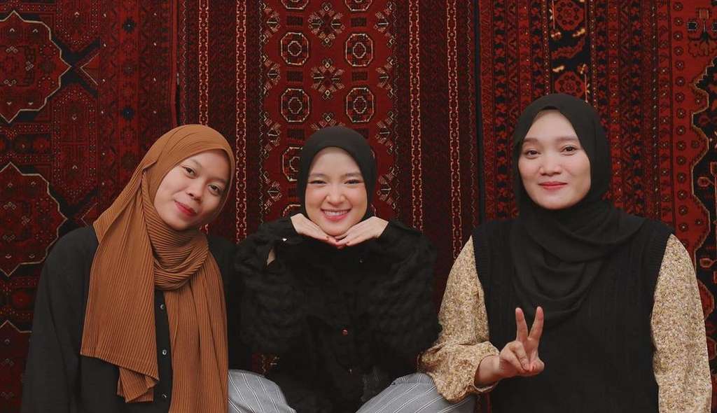 8 Potret Nissa Sabyan Bukber Bareng Ayus dan Sahabat, Kepergok Pakai Baju Couple?