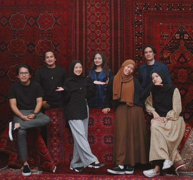 8 Potret Nissa Sabyan Bukber Bareng Ayus dan Sahabat, Kepergok Pakai Baju Couple?