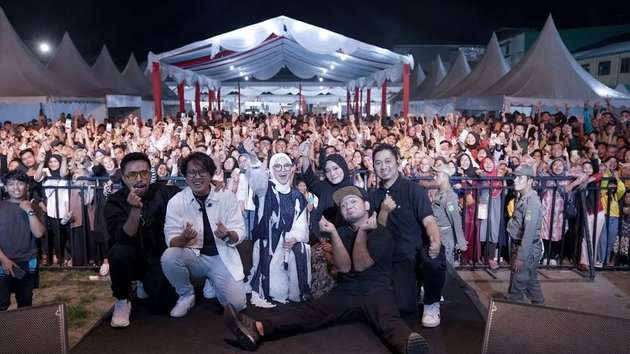 8 Potret Nissa Sabyan Bukber Bareng Ayus dan Sahabat, Kepergok Pakai Baju Couple?