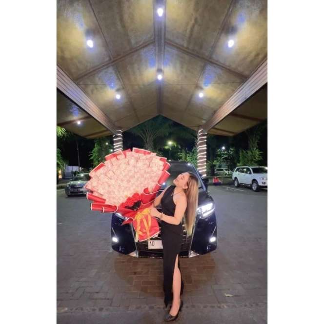 Potret Sosok Biduan Shinta Arsinta yang Bawakan Lagu Viral TikTok 'Kuda yang Mana Tuan Senangi', Langganan Trending di YouTube!