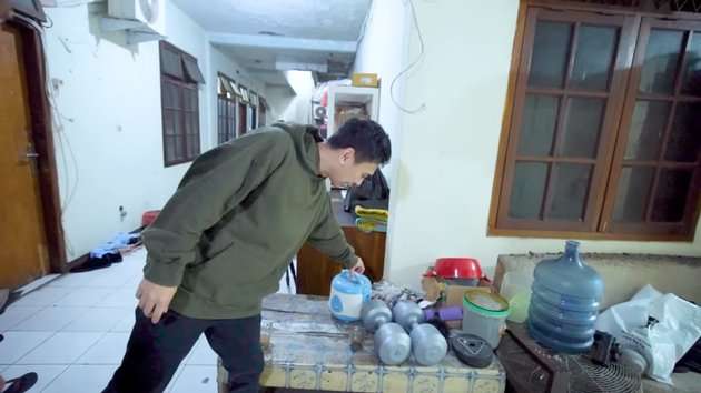 10 Potret Kosan Para Komika `The Raid` Rp600 Ribu Sebulan, Kamar Nopek Bak Kapal Pecah