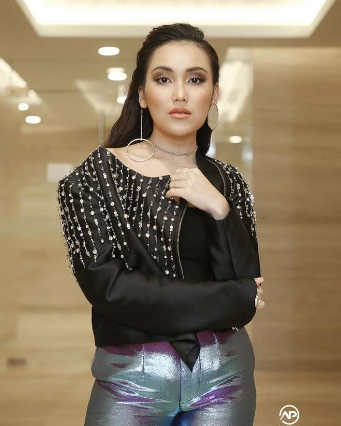 8 Potret Ayu Ting Ting Sebelum VS Sesudah Tanam Benang di Hidung, Dikritik Netizen: Lebih Suka yang Dulu!