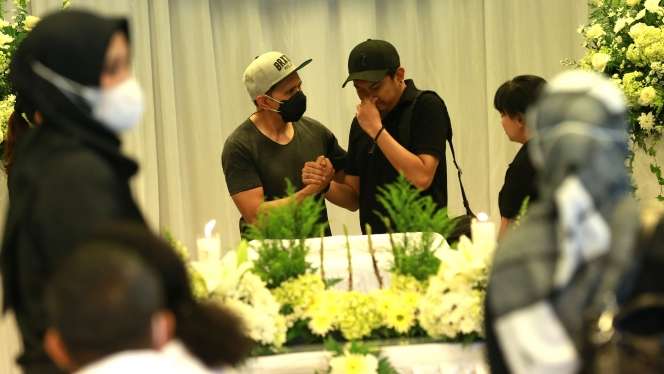 FOTO: Isak Tangis Sahabat Pecah Mengenang Carlo Saba