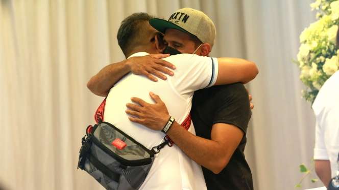 FOTO: Isak Tangis Sahabat Pecah Mengenang Carlo Saba