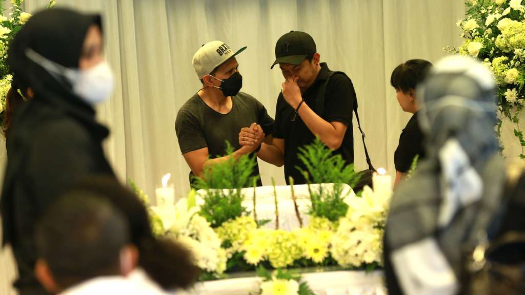 FOTO: Isak Tangis Sahabat Pecah Mengenang Carlo Saba