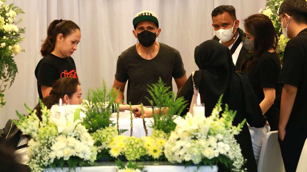 FOTO: Isak Tangis Sahabat Pecah Mengenang Carlo Saba