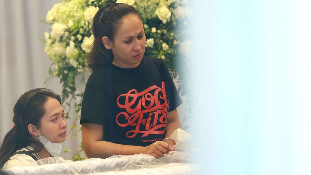 FOTO: Isak Tangis Sahabat Pecah Mengenang Carlo Saba