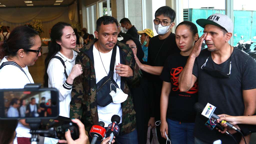 FOTO: Isak Tangis Sahabat Pecah Mengenang Carlo Saba