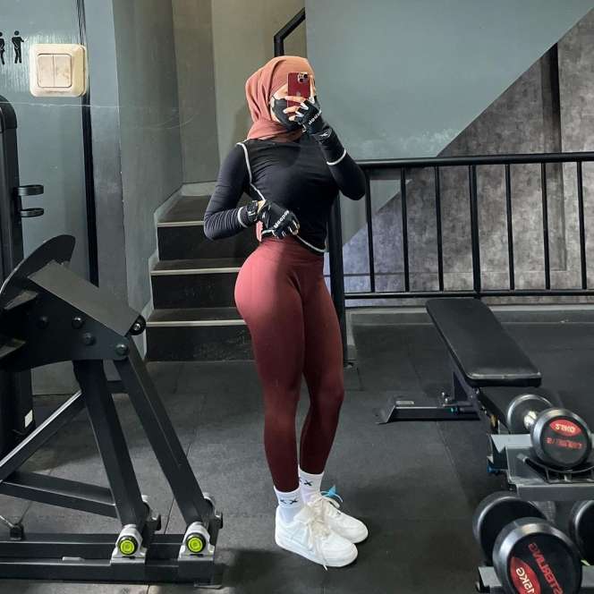 Potret Oklin Fia, Selebgram Berhijab yang Gemar Pakai Baju Ketat