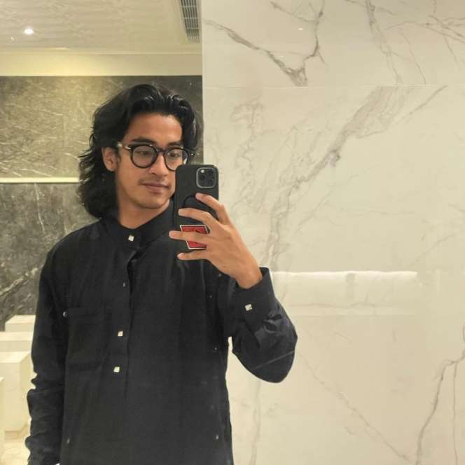 Potret Penampilan Abidzar Al Ghifari Pakai Baju Koko dan Gamis, Plek Ketiplek Mendiang Uje