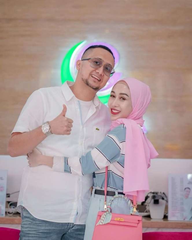 Potret Reza Gladys Kakak Ipar Siti Badriah yang Tajir Melintir, Dulunya Hidup Melarat Tinggal di Kontrakan Sepetak