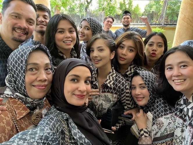 Potret Keluarga Artis Pakai Busana Hitam Saat Lebaran, Sarita Abdul Mukti Kompak Berbalut Busana Syar'i