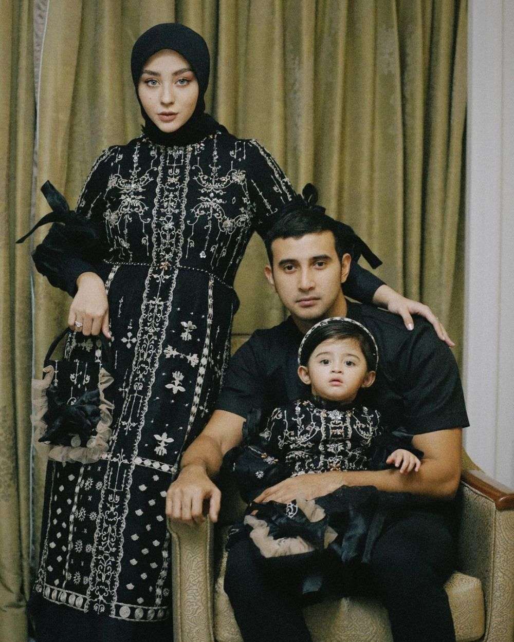Potret Keluarga Artis Pakai Busana Hitam Saat Lebaran, Sarita Abdul Mukti Kompak Berbalut Busana Syar'i