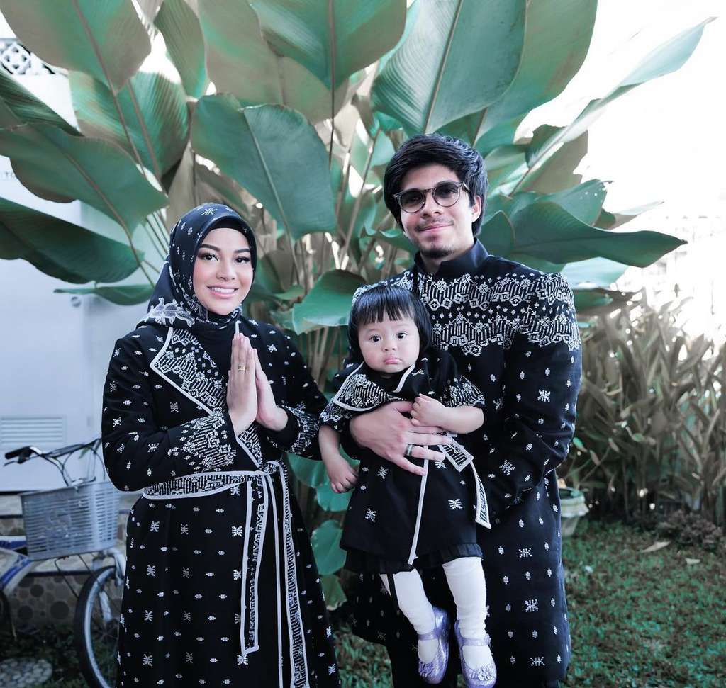 Potret Keluarga Artis Pakai Busana Hitam Saat Lebaran, Sarita Abdul Mukti Kompak Berbalut Busana Syar'i