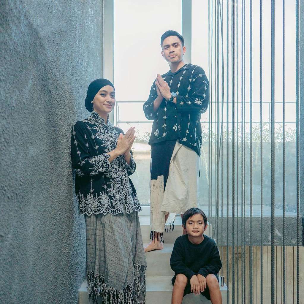 Potret Keluarga Artis Pakai Busana Hitam Saat Lebaran, Sarita Abdul Mukti Kompak Berbalut Busana Syar'i