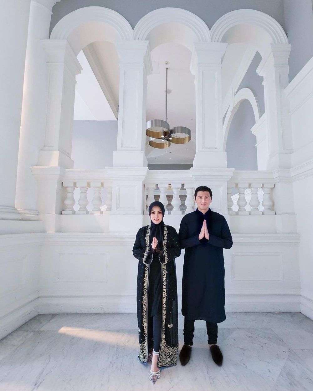 Potret Keluarga Artis Pakai Busana Hitam Saat Lebaran, Sarita Abdul Mukti Kompak Berbalut Busana Syar'i