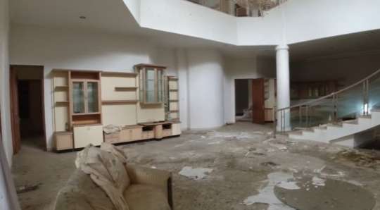 Potret Rumah Mewah yang Terbengkalai, Banyak Tersimpan Furniture Mahal