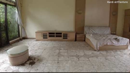 Potret Rumah Mewah yang Terbengkalai, Banyak Tersimpan Furniture Mahal