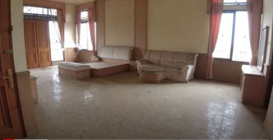 Potret Rumah Mewah yang Terbengkalai, Banyak Tersimpan Furniture Mahal