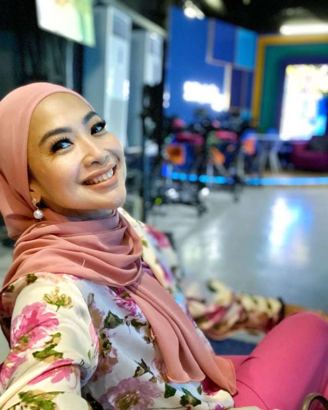 Pilih Berhijab Usai Umrah, Feni Rose Dipuji Makin Cantik dan Awet Muda, Kini Tak Lagi Canggung!