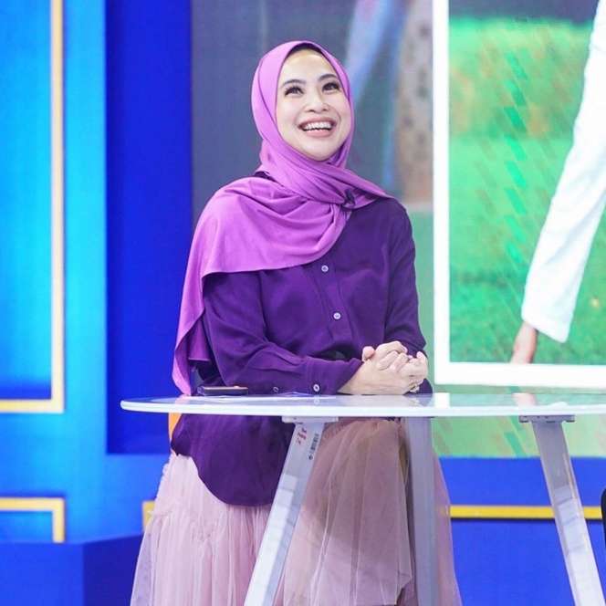 Pilih Berhijab Usai Umrah, Feni Rose Dipuji Makin Cantik dan Awet Muda, Kini Tak Lagi Canggung!