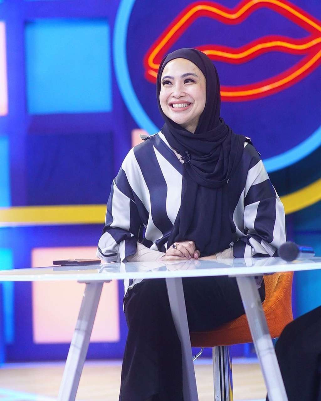 Pilih Berhijab Usai Umrah, Feni Rose Dipuji Makin Cantik dan Awet Muda, Kini Tak Lagi Canggung!