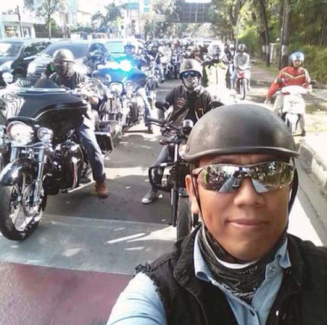 Potret AKBP Achiruddin Hasibuan Kendarai Moge, Pamer Skill Berkendara Berdiri di Atas Moge Paling Disorot