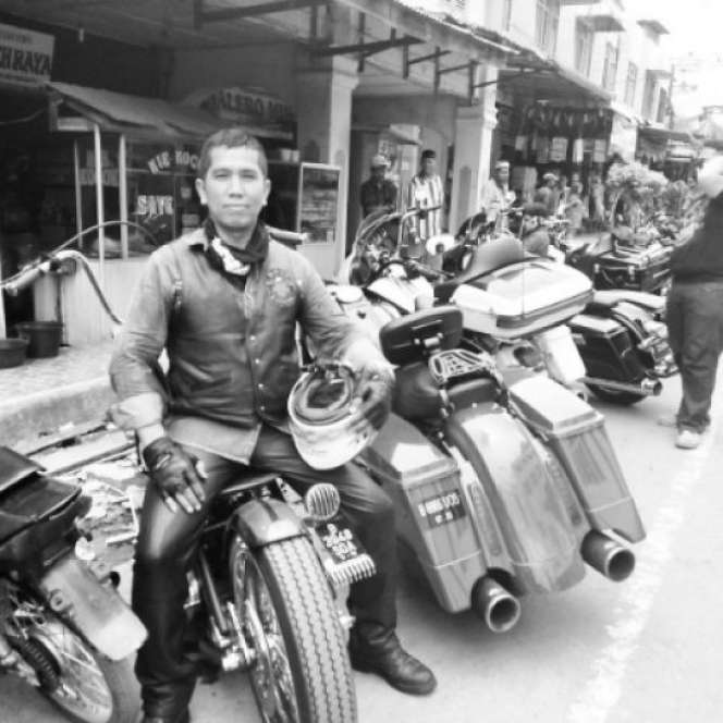 Potret AKBP Achiruddin Hasibuan Kendarai Moge, Pamer Skill Berkendara Berdiri di Atas Moge Paling Disorot