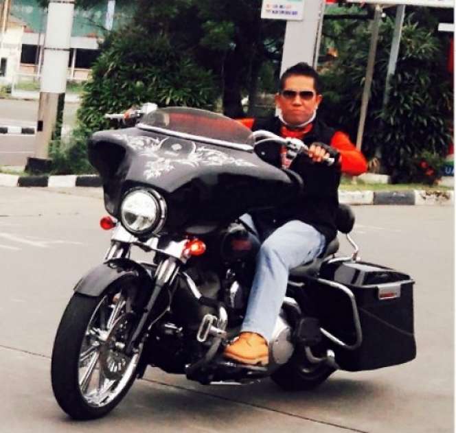 Potret AKBP Achiruddin Hasibuan Kendarai Moge, Pamer Skill Berkendara Berdiri di Atas Moge Paling Disorot