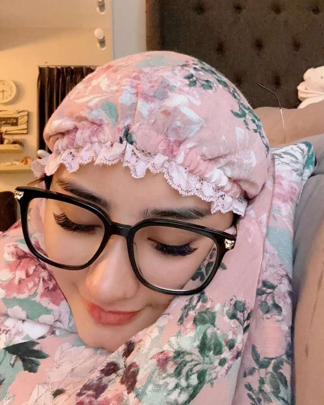 Potret Ghea Youbi Pose Menunjukkan Siluet Wajah dari Samping, Netizen Salfok ke Bagian Ini, Oplas?