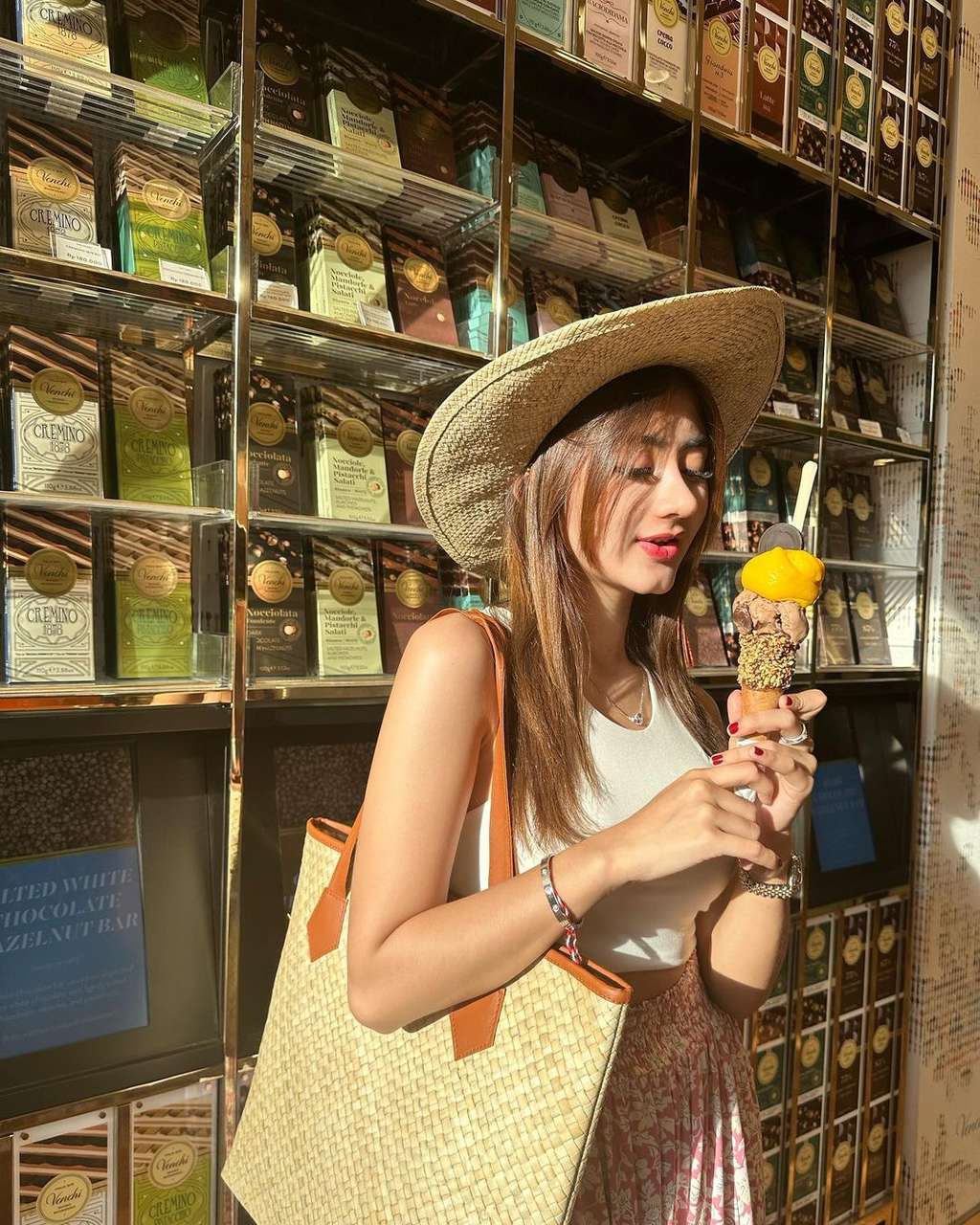 Potret Ghea Youbi Pose Menunjukkan Siluet Wajah dari Samping, Netizen Salfok ke Bagian Ini, Oplas?