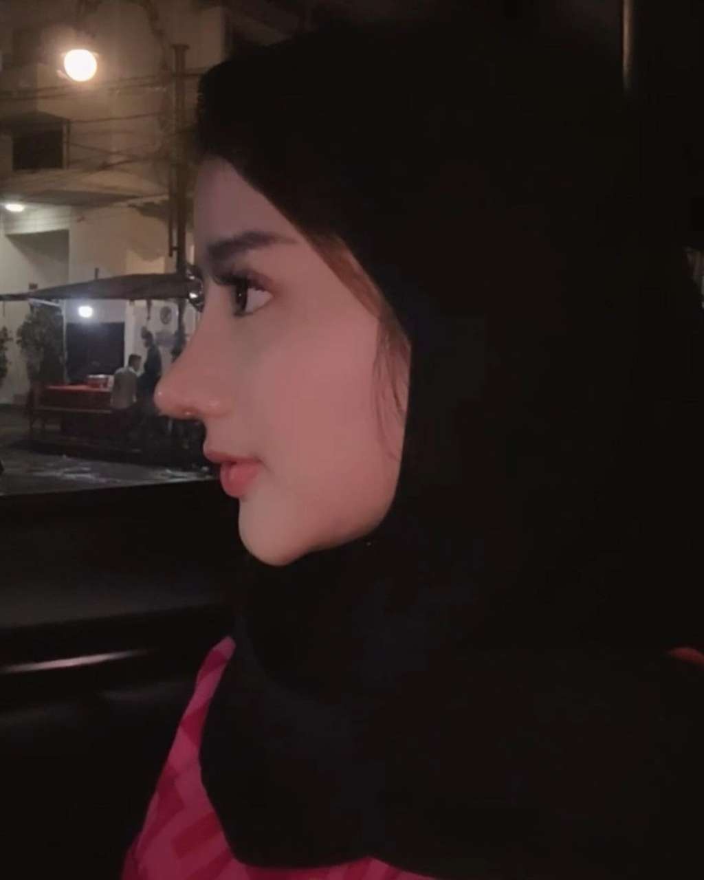 Potret Ghea Youbi Pose Menunjukkan Siluet Wajah dari Samping, Netizen Salfok ke Bagian Ini, Oplas?