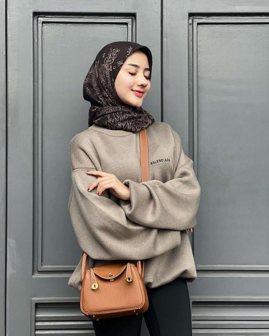 Potret Ghea Youbi Pose Menunjukkan Siluet Wajah dari Samping, Netizen Salfok ke Bagian Ini, Oplas?