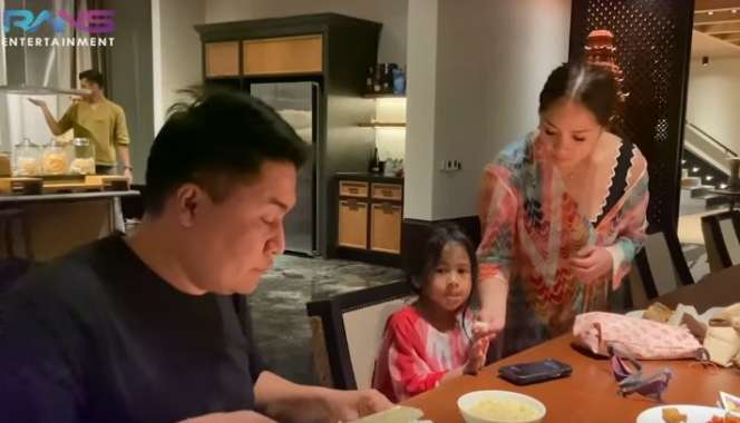 Potret Nagita Slavina Pakai Swimsuit Saat Masak di Dapur, Model dan Harganya Bikin Syok!