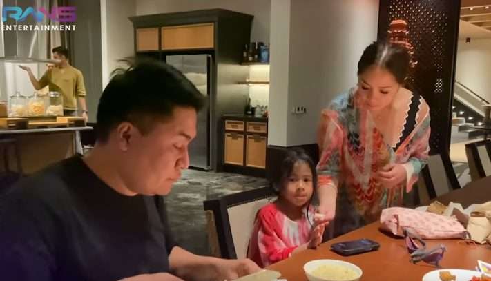 Potret Nagita Slavina Pakai Swimsuit Saat Masak di Dapur, Model dan Harganya Bikin Syok!