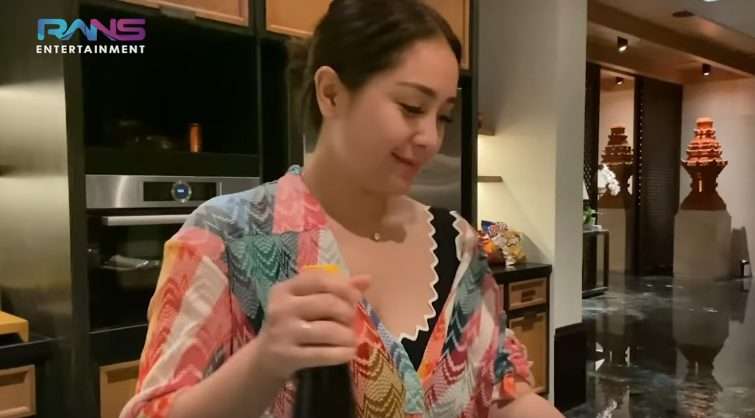 Potret Nagita Slavina Pakai Swimsuit Saat Masak di Dapur, Model dan Harganya Bikin Syok!