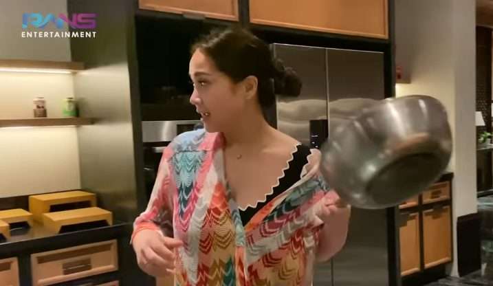 Potret Nagita Slavina Pakai Swimsuit Saat Masak di Dapur, Model dan Harganya Bikin Syok!