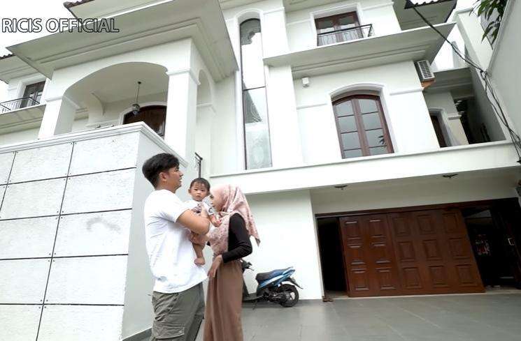 Potret Rumah Baru Ria Ricis, Super Mewah Balkonnya Berbentuk Koridor, Sempat Dikira...