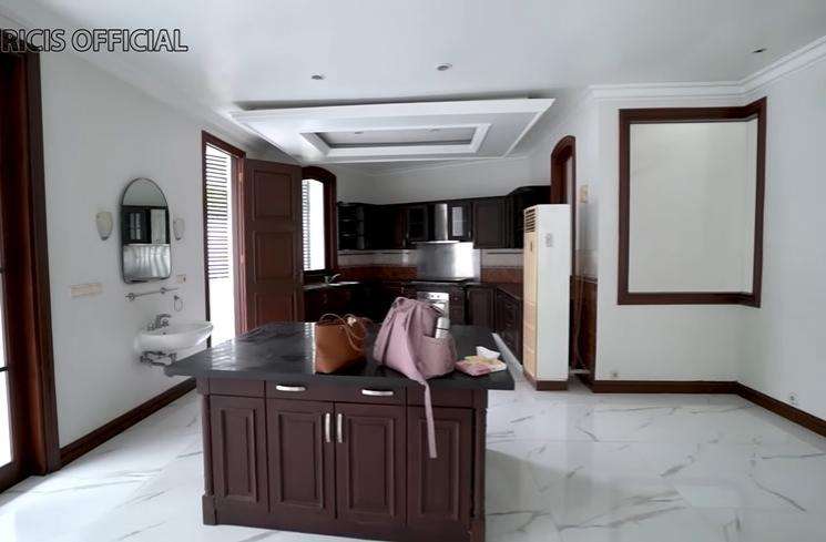 Potret Rumah Baru Ria Ricis, Super Mewah Balkonnya Berbentuk Koridor, Sempat Dikira...