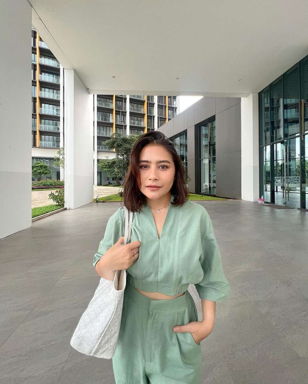 10 Adu Gaya Prilly Latuconsina VS Luna Maya, Diisukan Pacari Maxime Bouttire, Siapa Lebih Cocok?