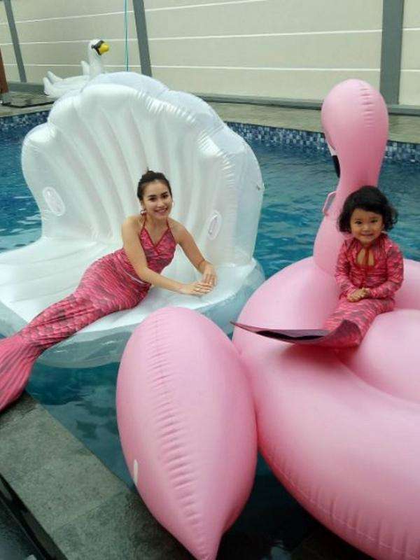 8 Adu Gaya Artis Cosplay Jadi `Princess Ariel` Si Putri Duyung, Ariel Tatum Paling Hot & Mirip Aslinya!