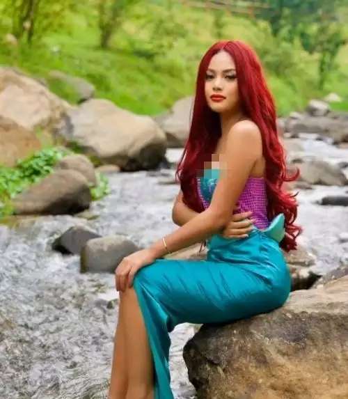 8 Adu Gaya Artis Cosplay Jadi `Princess Ariel` Si Putri Duyung, Ariel Tatum Paling Hot & Mirip Aslinya!