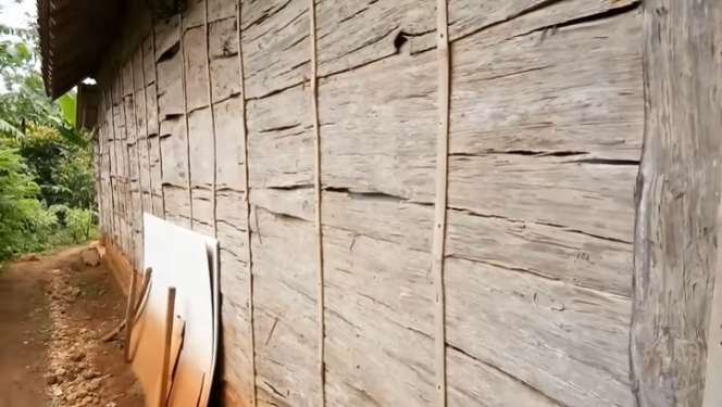 Dari Luar Tampak Gubuk Kayu Bobrok, Ternyata Dalamnya Bak Hotel Berbintang, Ada Mobil Mewah, Lihat Potretnya