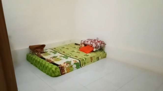 Dari Luar Tampak Gubuk Kayu Bobrok, Ternyata Dalamnya Bak Hotel Berbintang, Ada Mobil Mewah, Lihat Potretnya