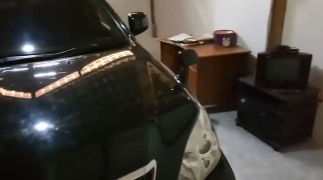 Dari Luar Tampak Gubuk Kayu Bobrok, Ternyata Dalamnya Bak Hotel Berbintang, Ada Mobil Mewah, Lihat Potretnya