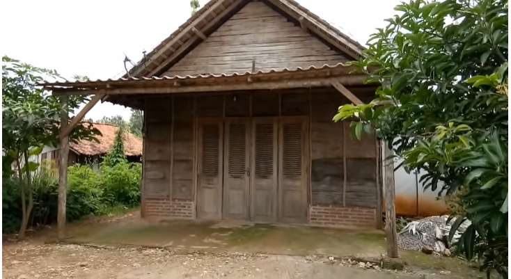 Dari Luar Tampak Gubuk Kayu Bobrok, Ternyata Dalamnya Bak Hotel Berbintang, Ada Mobil Mewah, Lihat Potretnya